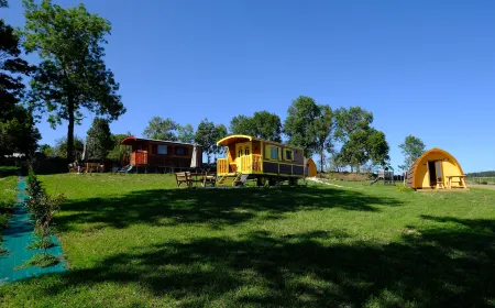 Les Roulottes de la Ferme des Chanaux Отели в г. Вивроль