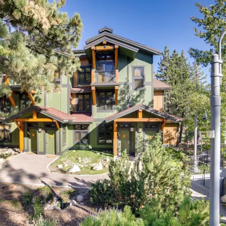 Mammoth Lakes Condo w/ Fireplace: Near Skiing!