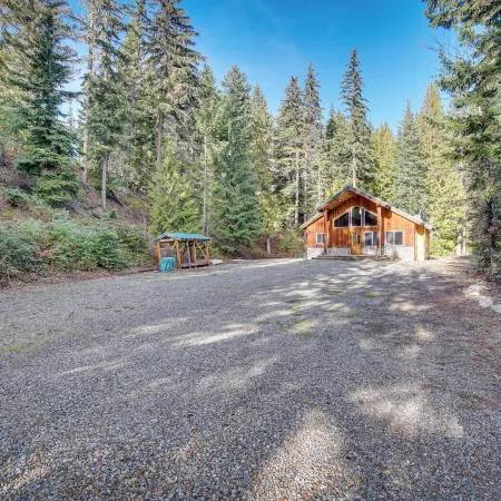 3 Mi to Lake Easton Sno-Park: Family Cabin Escape!