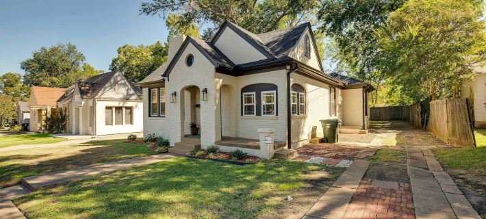 Walk to Dtwn: 'Tyler Tudor' w/ Backyard Hotels in Tyler