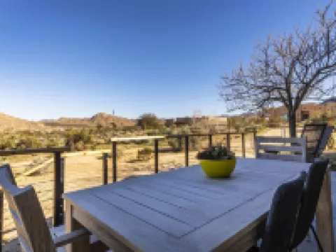 黃昏露台 - 時尚休閑的2卧室房屋，由RedAwning提供 約書亞樹村酒店