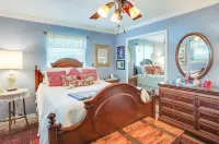 Lovely Bryan Home w/ Deck - 4 Mi to Kyle Field! - Homestays