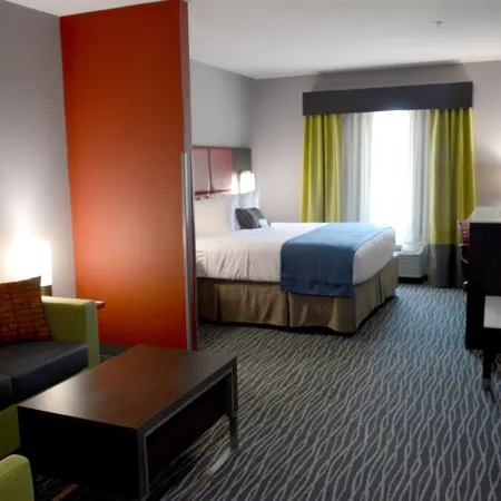 Del-Mar Airport Inn & Suites