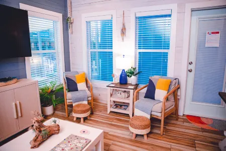 Game Room, 2 Shared Heated Pools, Parking for 3 Отели рядом с достопримечательностью «Fly It Port ' A»