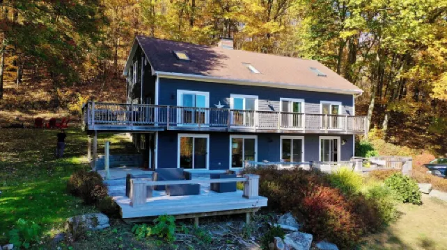 Escape to an Exclusive Mountain Retreat: Experience the Splendor of all seasons. Hotels in Hillsdale