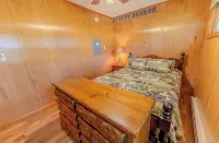 Cozy up River Cabin—Prime Spring Trout Fishing & Easy up Exploring
