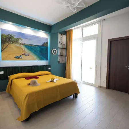 PalerMonAmour Art Gallery Suite