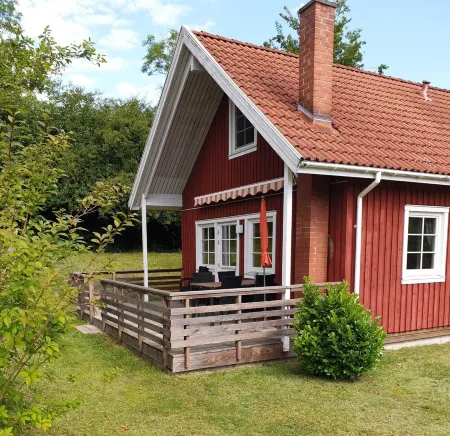 Comfortable vacation home with a sauna and whirlpool directly by the lake