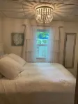 Webster Cottage - 1 minute walk to beach!