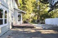 Spacious Sequoia Estate Hotels in Eureka