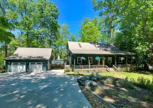 Spacious 5BR Lakefront home with hot tub, ping pong, private dock