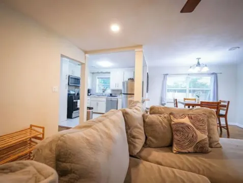 Very Clean, Spacious, & Quiet Home Near Beaches 米爾頓酒店