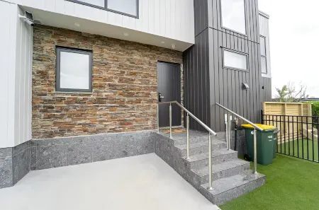 Modern Sunnyhills Town House | Wi-Fi & Netflix Отели рядом с достопримечательностью «Колледж Маклинс»