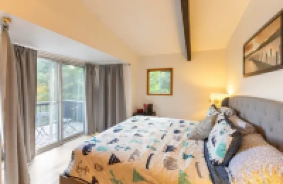 All season Cottage with 3 decks + sun room