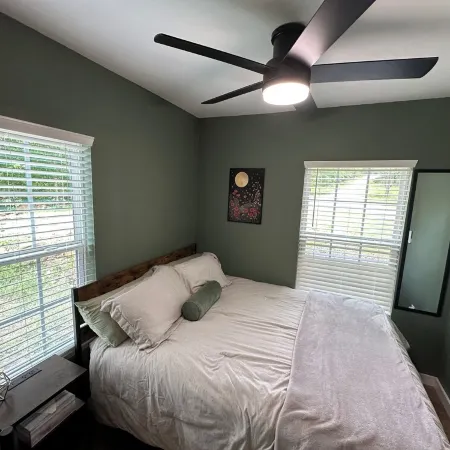 Cozy country cabin with hot tub in Sand Springs on 7 acres w a pond