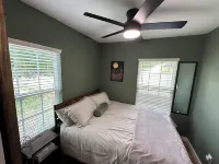 Cozy country cabin with hot tub in Sand Springs on 7 acres w a pond