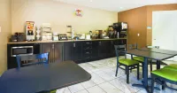 Super 8 by Wyndham Kingston - sarapan