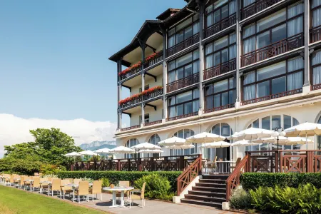 Hôtel Ermitage - Evian Resort Отели рядом с достопримечательностью «Buvette et Source Cachat»