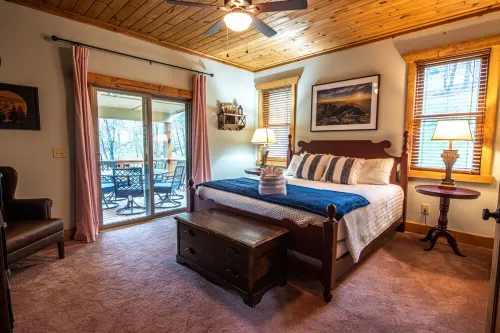 Huge Decks, Hot Tub, Fire Pit & Dog Friendly. Close to Boone and Banner Elk.