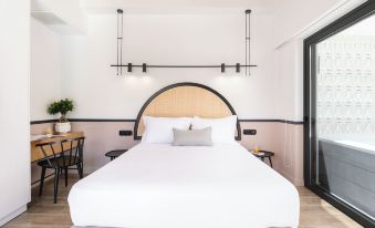 13 Keys Suites