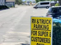 Deluxe Inn Willows - parking