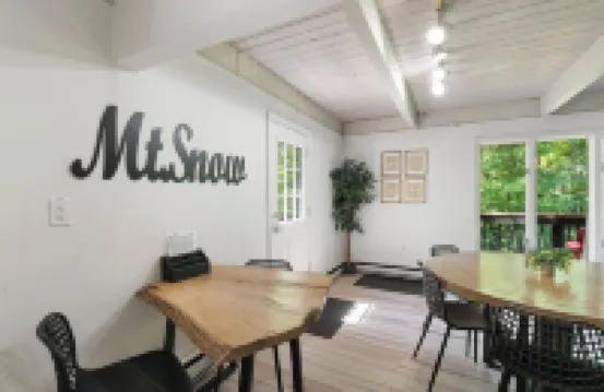 Hot Tub, Game Room, Fire Pit, Dog Friendly, 8 Minutes to Ski Mount Snow