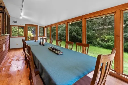 Bearadise Mt. Rainier: SAUNA, Hot Tub, Games, Movies