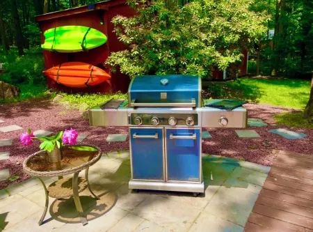 By the Lake💥3.5 M to Ski Resort💥Huge Deck💥Privacy💥NEW Hot Tub💥Fast Wi-Fi💥Piano