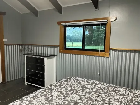 Secluded Getaway – Cabin & Barn Stay7 minutes from beautiful Valla beach