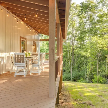 Serene Kentucky Cabin w/ Fireplace + Fire Pit!