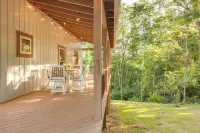 Serene Kentucky Cabin w/ Fireplace + Fire Pit! Hôtels à : Comte de Grant