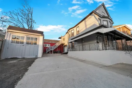NYC Neighbor Duplex Delight 35 mins w/ Parking