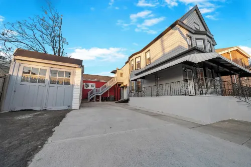 NYC Neighbor Duplex Delight 35 mins w/ Parking