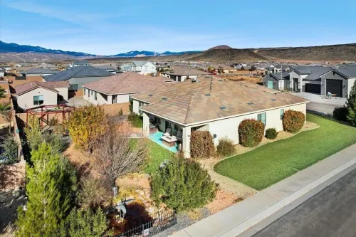 Elegant and spacious home perfectly located to National Parks and more