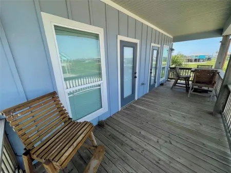 Sea Batical. A short 5 minute walk to the sandy beach! Отели рядом с достопримечательностью «Crystal Beach Spot»