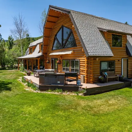 Snowberry Inn: Large Kitchen & Gathering Room 9Br 11BA Ensuite Bath in All Rooms