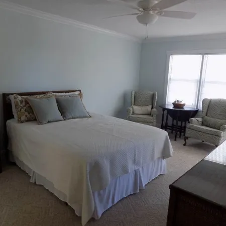 Wonderful location, mid-island! Short walk to beach, pier and island market.