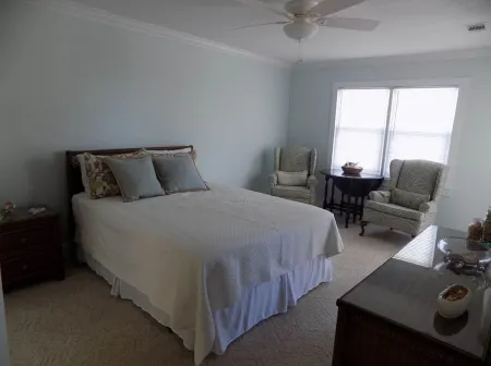 Wonderful location, mid-island! Short walk to beach, pier and island market.