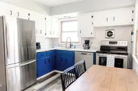 Charming 2-bedroom house with everything you need in the heart of West Allis Hotels in West Allis