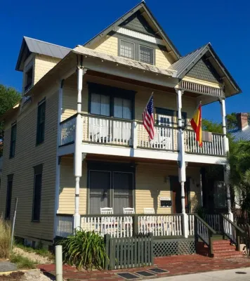 1880 Victorian In Heart Of Downtown