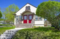 Serene 2BR Home: Walk to Light Rail, Central Location, Fast WiFi