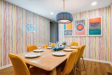 OMG! Indoor Mini Golf, Bowling, Theater, Hot Tub Отели рядом с достопримечательностью «Массанаттен Индур Уотерпарк»