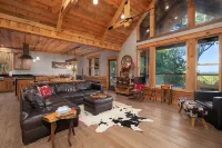 Hot Tub and Pool Table - Stunning Mountain Retreat