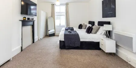 Modern & Huge 3Br Home High Street Location by Luxiety Stays