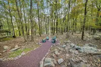 The Robin's Nest, a cozy 3-bedroom cabin in Lake Harmony with Firepit, AC, WiFi