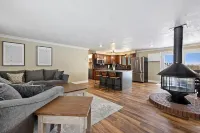 Newly Renovated, Modern Sleeps 21, Newly Added AC/Heating Units in Each Bedroom.