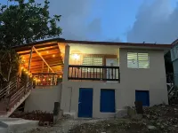 Casa LOLO on hills of Culebra, mountain and airport views . فنادق في كوليبرا