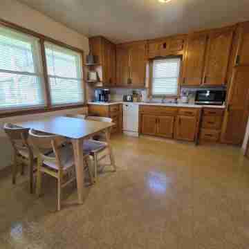 Comfy 2-Bedroom Apartment Near Downtown Others