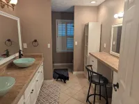 Spacious 5 -bedroom house in welcoming Dunwoody, large back yard. Close to MARTA