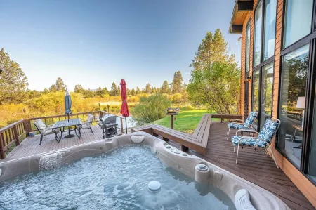 Riverfront Retreat / Hot Tub / Private Dock / Pet Friendly